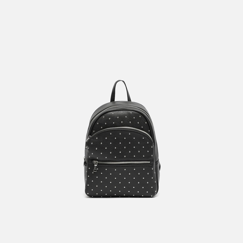 Tachita mochila con detalles metalizados
