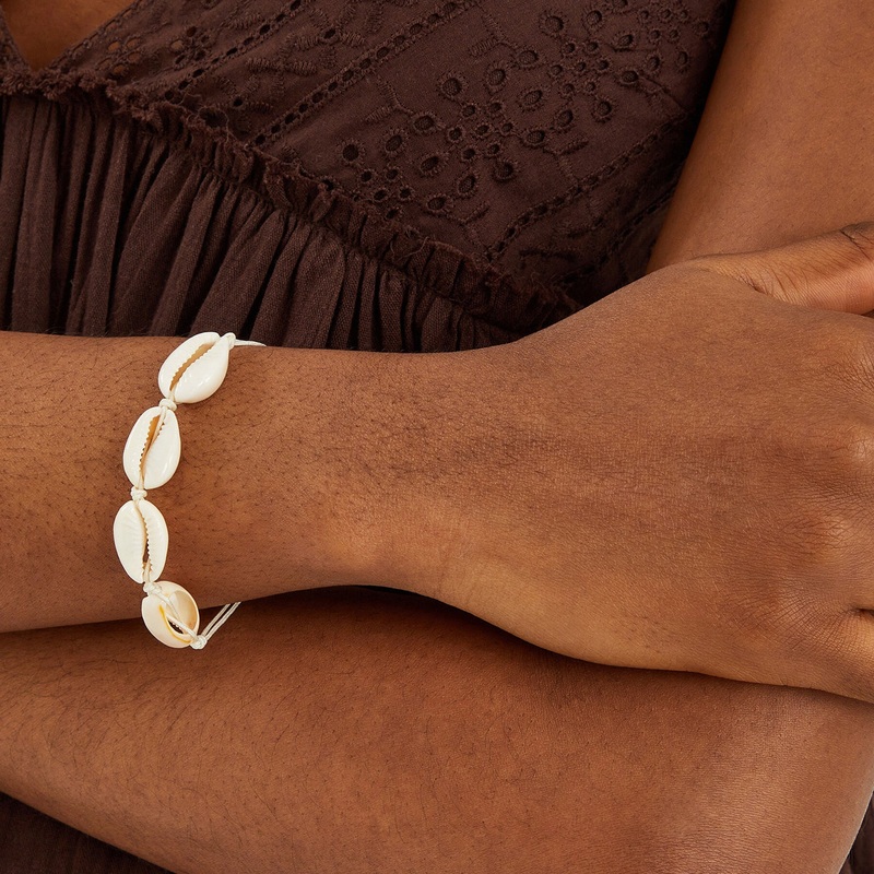 Michelle Shell Thread Bracelet